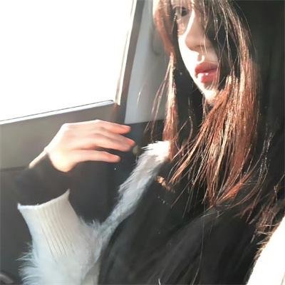 照片中的女孩